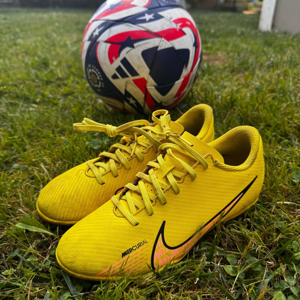 Nike Boys JR Vapor 15 Soccer Cleats Y2.5